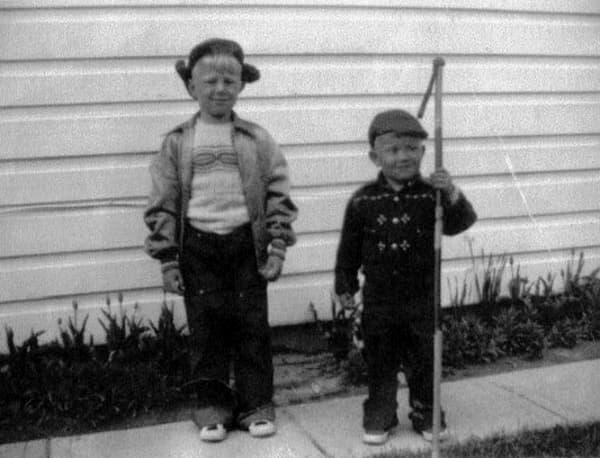 Джон Кэнди (справа) в детстве со старшим братом