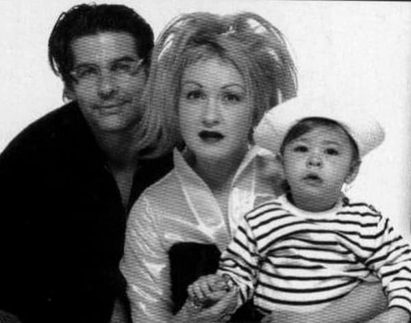Синди Лопер с сыном и мужем