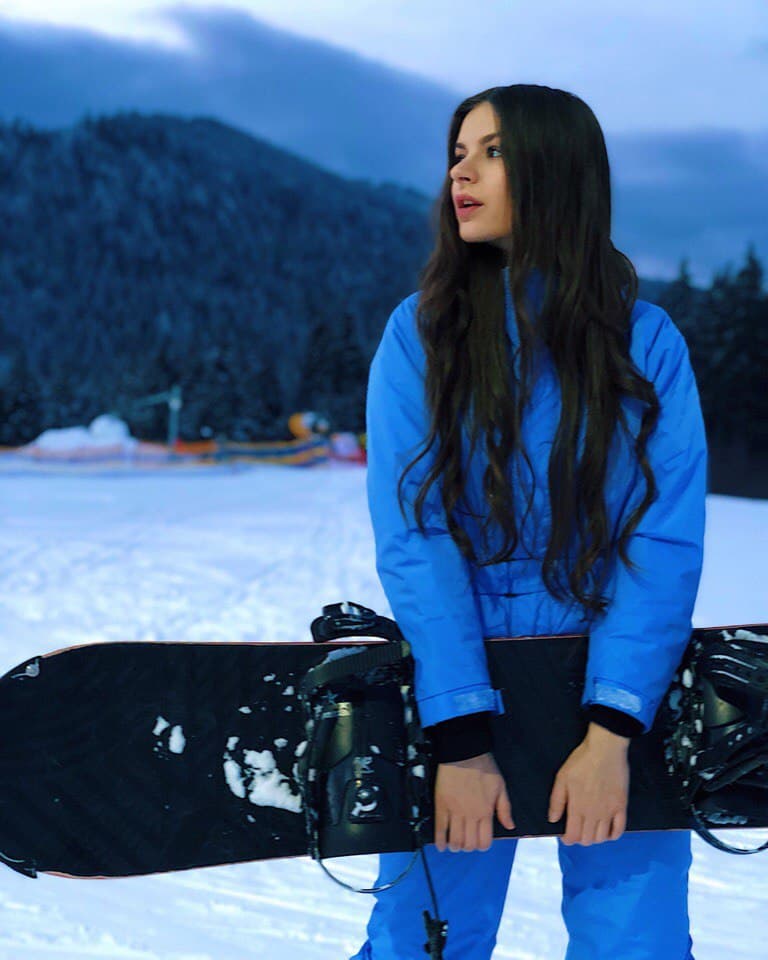 Алена Венум со сноубордом