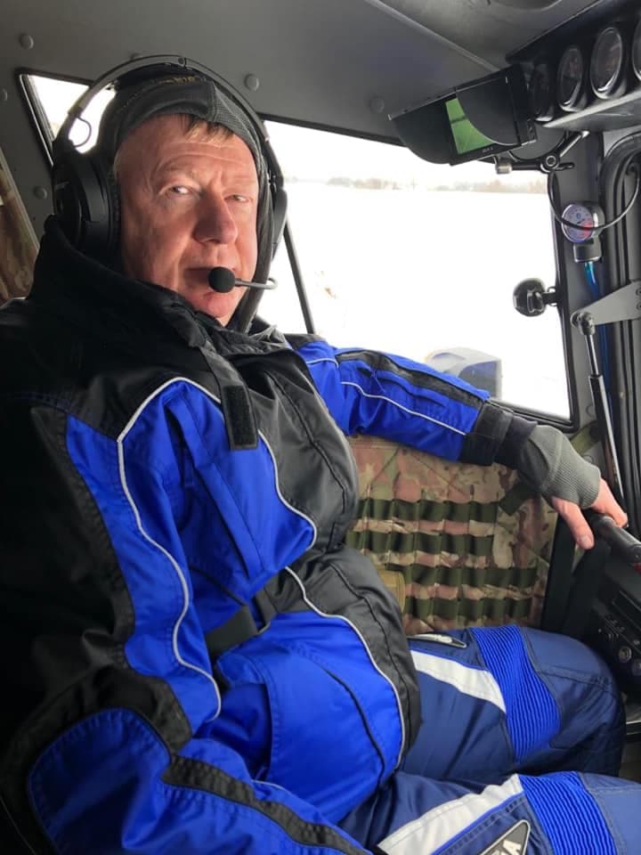 Анатолий Чубайс в кабине вертолета
