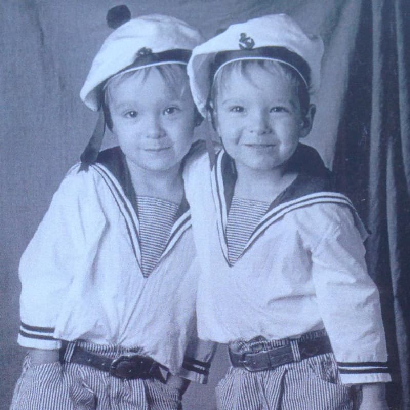 Билл Каулитц и его брат-близнец Том Каулитц в детстве