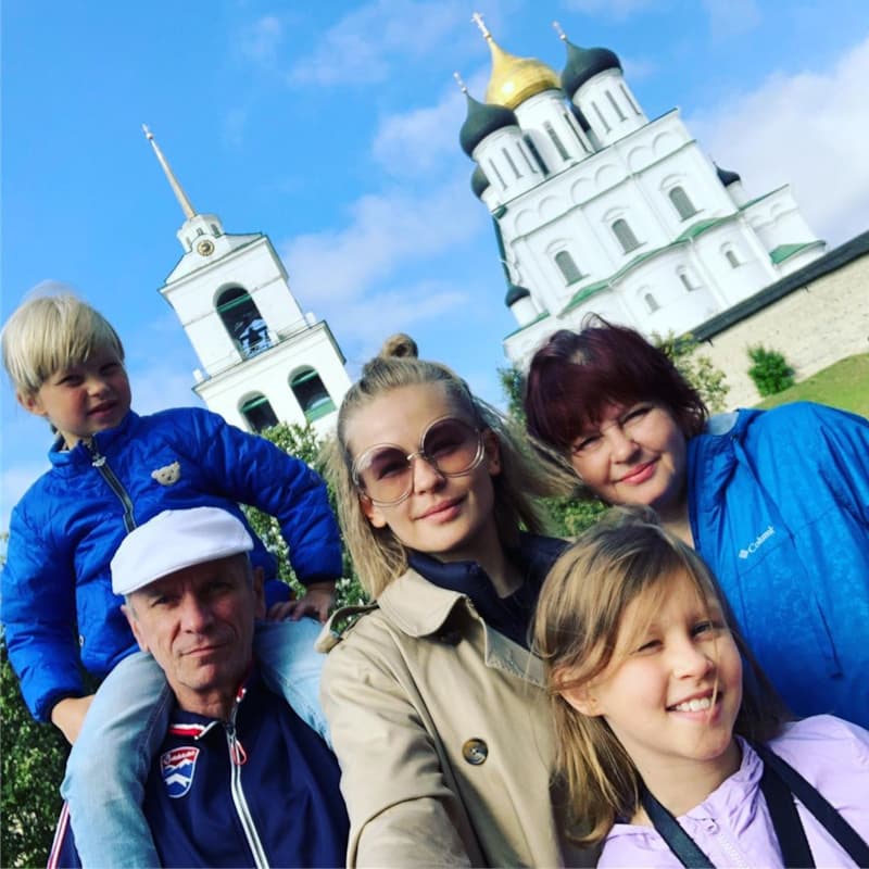 Юлия Пересильд с родителями и дочерьми
