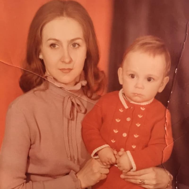 Артём Ткаченко в детстве с мамой