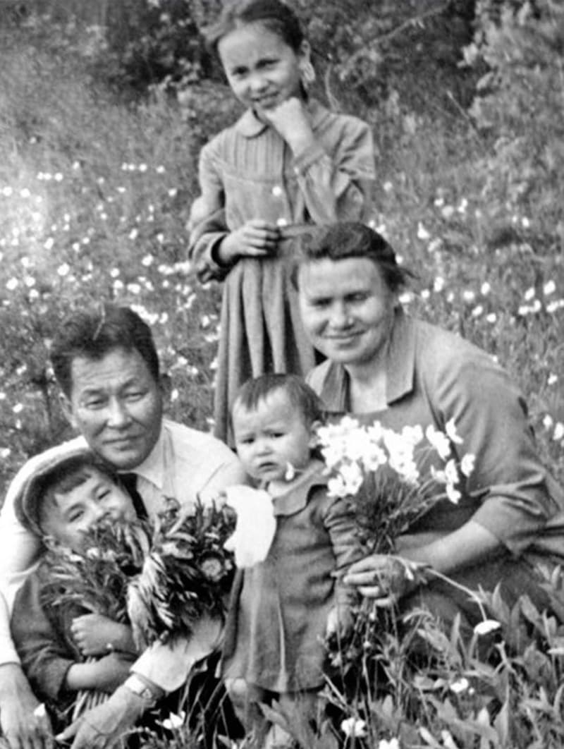 Сергей Шойгу в детстве с семьей