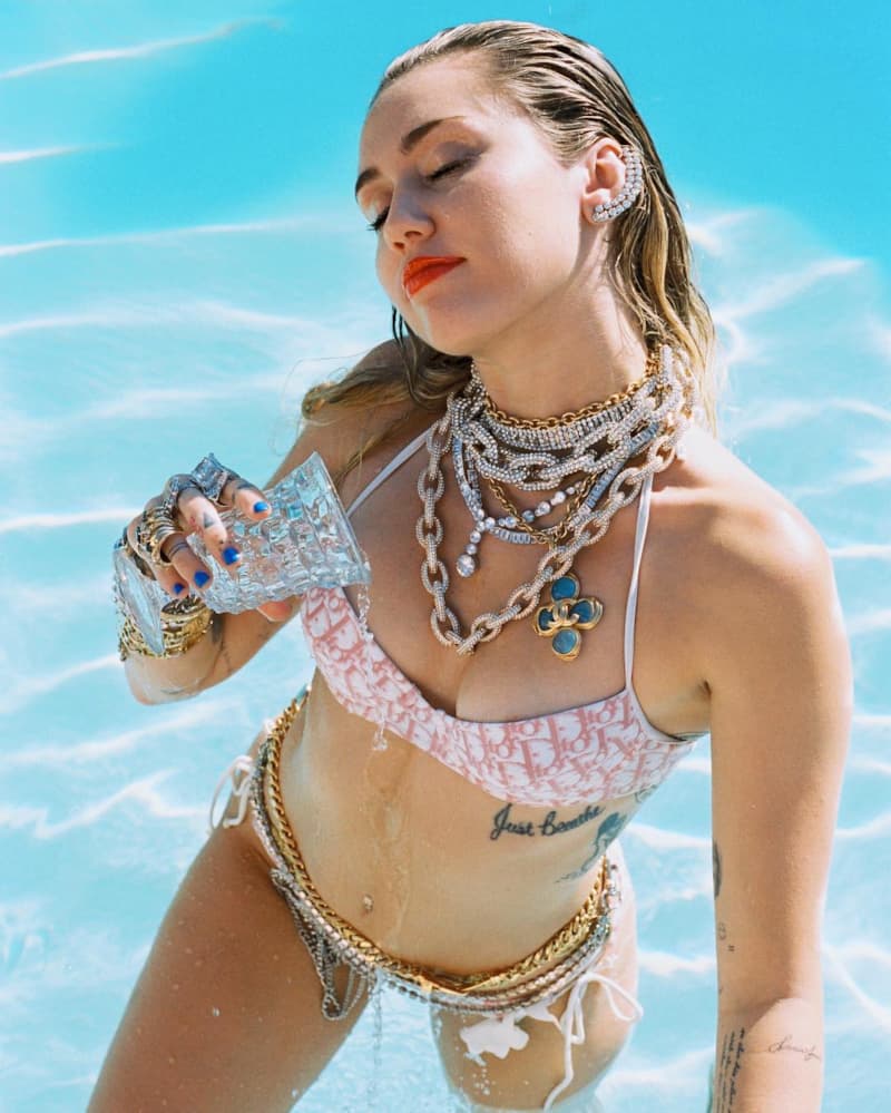 В купальнике Miley Cyrus на пляже