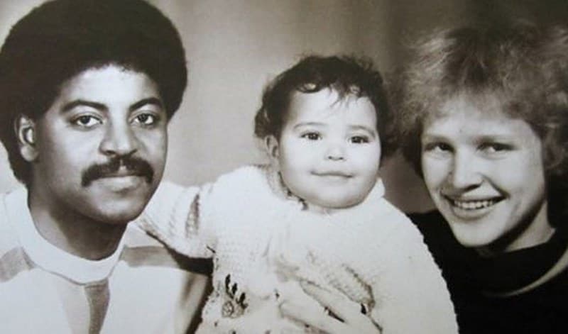 Сюзанна Варнина в детстве с родителями