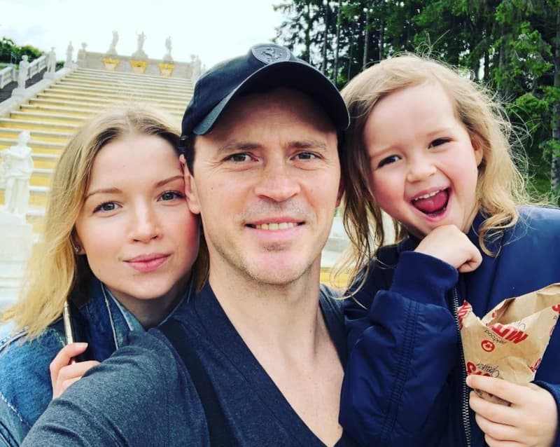 Максим Маринин с женой и дочерью