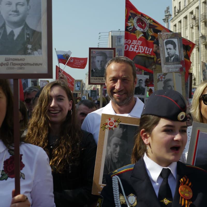 Павел Поселёнов и его дочь Александра в строю «Бессмертного полка»