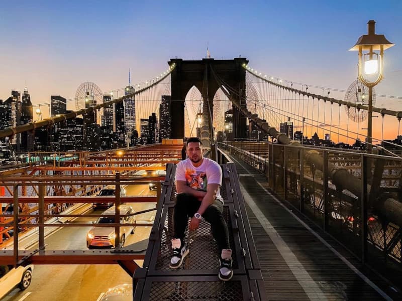 Вадим Машуров на фоне Бруклинского моста