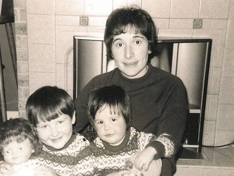 Джоан Роулинг в детстве с мамой и сестрой