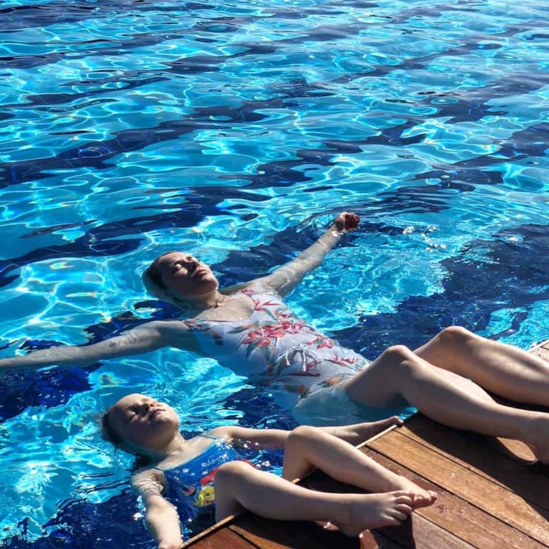 Откровенное фото Зои Бербер в купальнике с роскошным видом на море