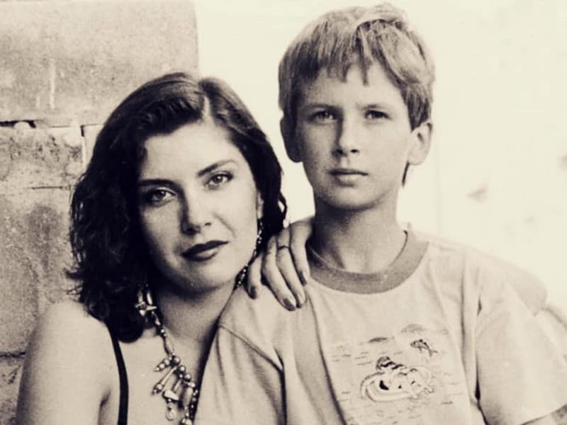 Вера Сотникова в молодости с сыном Яном