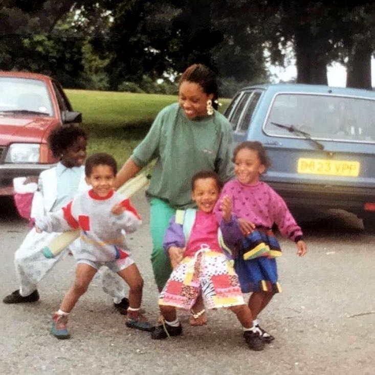 Энтони Джошуа в детстве с мамой и сестрами