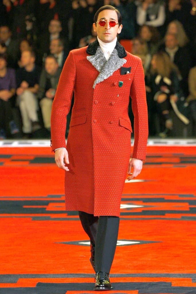 Эдриан Броуди в красном пальто