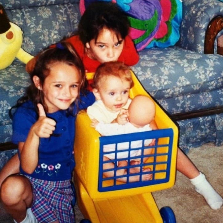 Джои Кинг в детстве с сестрами
