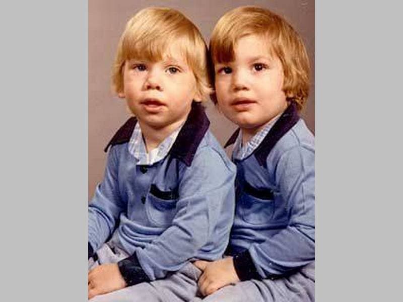 Эштон Кутчер в детстве с братом-близнецом