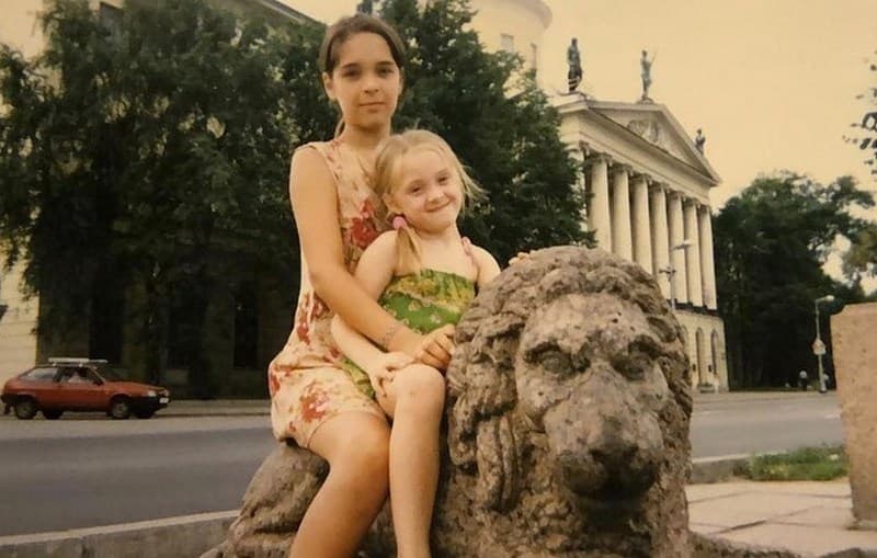 Юлия Ахмедова в детстве с сестрой