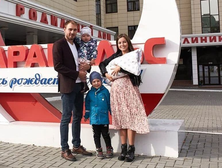 Антон Шипулин и Луиза Шипулина с детьми