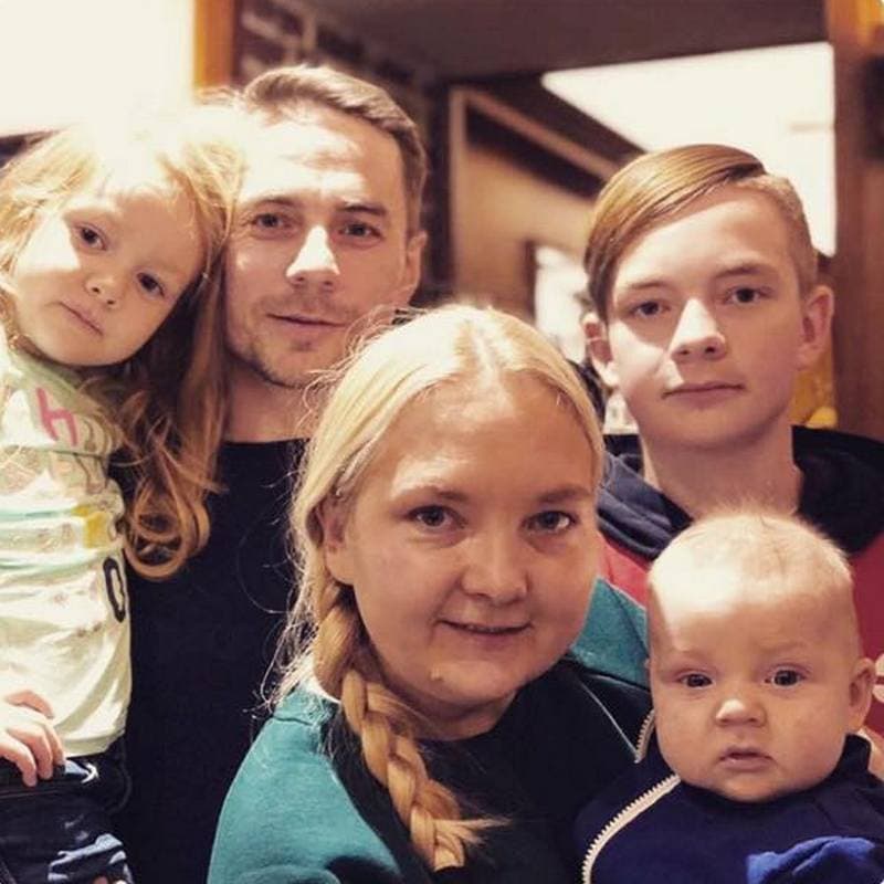 Василий Шмаков с женой и детьми