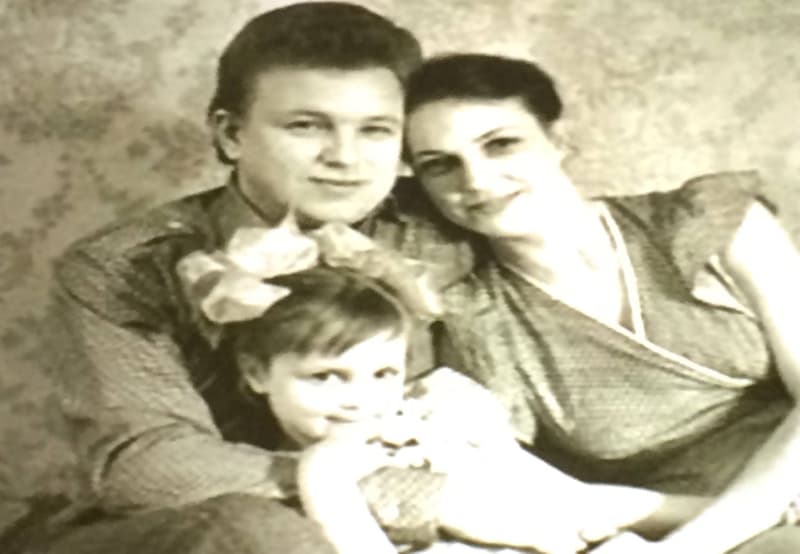 Галина Коньшина в детстве с родителями