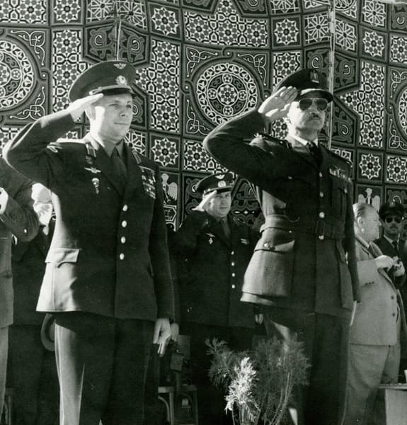 Юрий Гагарин отдает честь параду ВВС Египта под Каиром