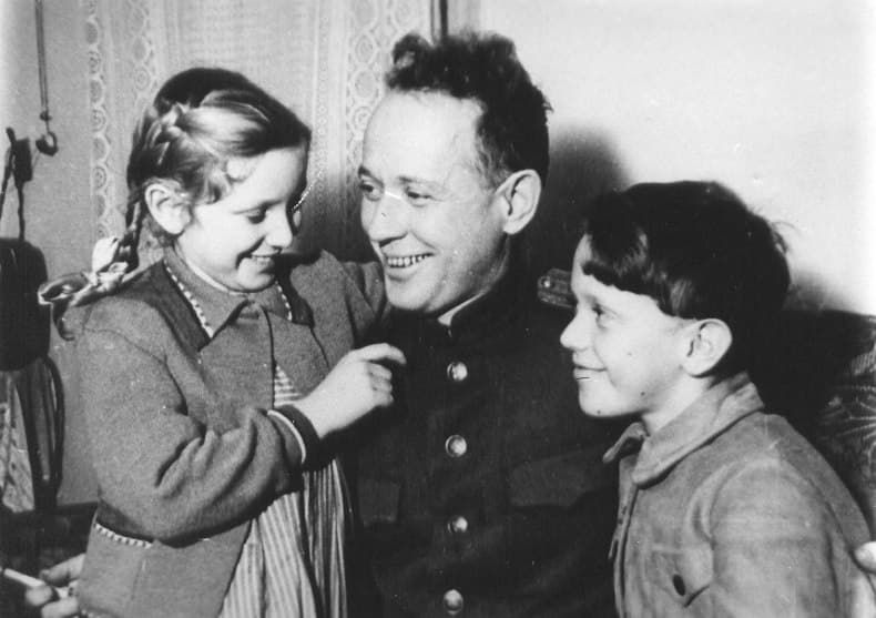 Михаил Шолохов с детьми