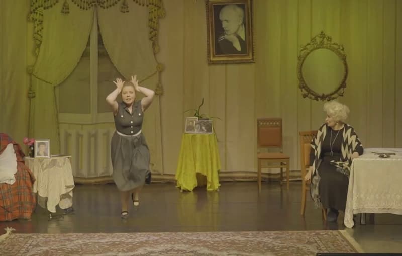 Анастасия Добрынина и Ольга Хохлова в спектакле «Одинокая насмешница»