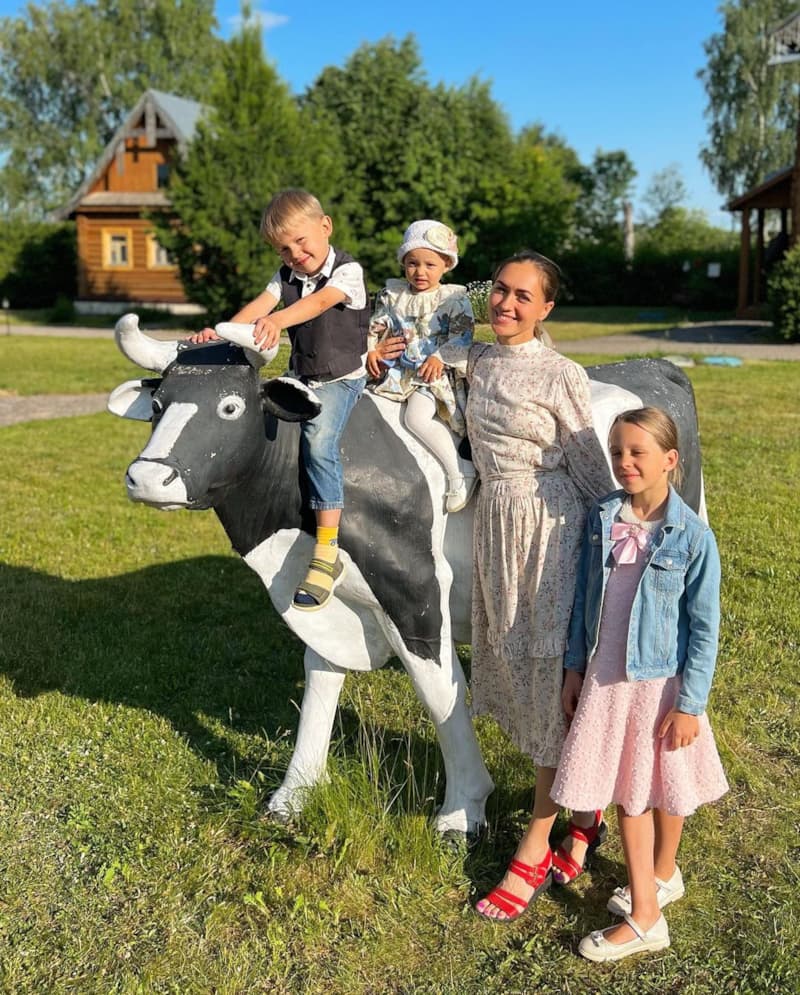 Мария Адоевцева в Дивеево в 2023 году с детьми