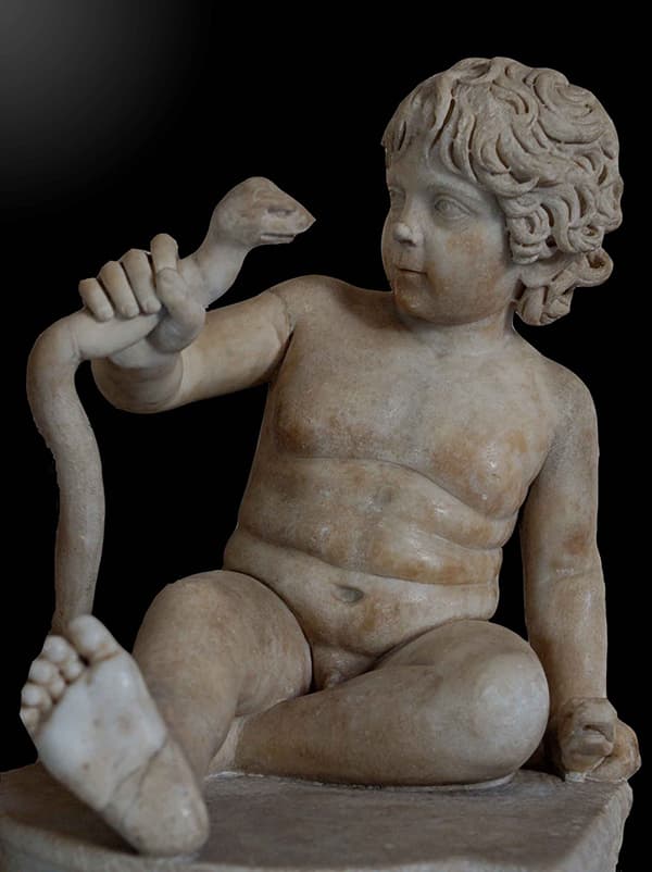 Статуя Геракла в детстве
