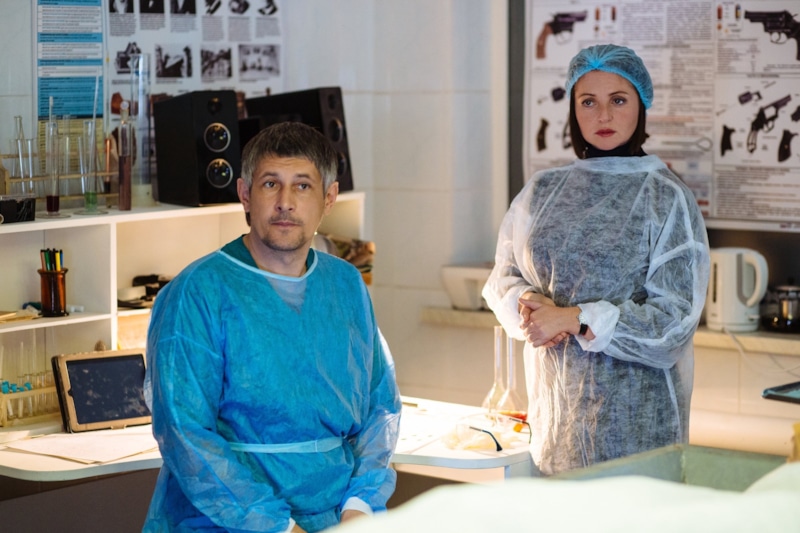 Хайдаров (Денис Бургазлиев) и Кушнир (Анна Банщикова) в сериале «Ищейка»