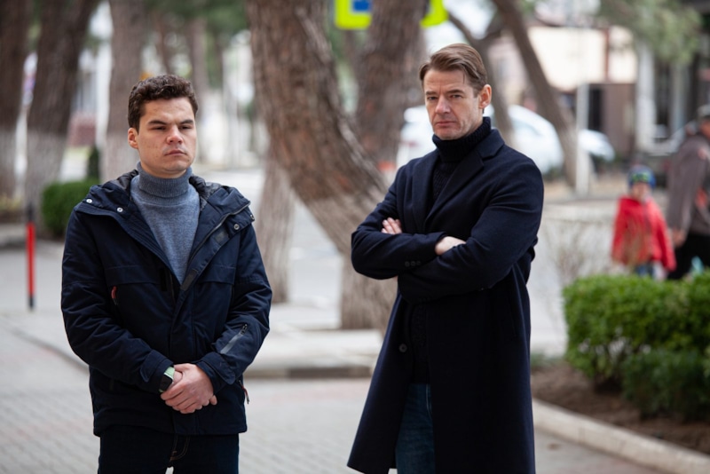 Леонид (Василий Буткевич) и Абашев (Эдуард Чекмазов) в сериале «Ищейка»
