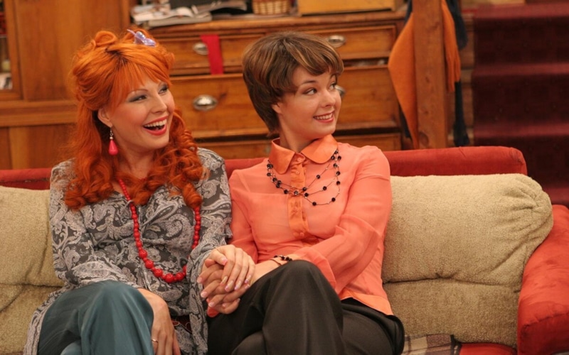 Лена (Юлия Захарова) и Даша (Наталья Бочкарева) в сериале «Счастливы вместе»