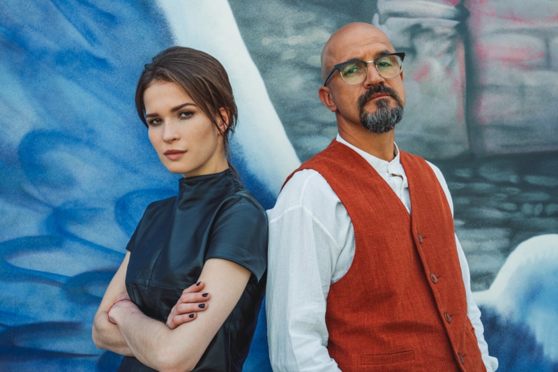 Борис Феликсович (Егор Дружинин) и Агата (Лукерья Ильяшенко) в сериале «Вампиры средней полосы»