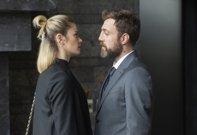 Бора (Ахмет Варлы) и Дила (Бурджу Бириджик) в сериале «Ворон»