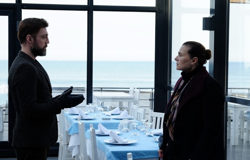 Бора (Ахмет Варлы) и Мерьем (Хатидже Аслан) в сериале «Ворон»