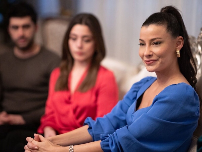 Мюжде Узман в образе Алев в сериале «Клюквенный щербет»