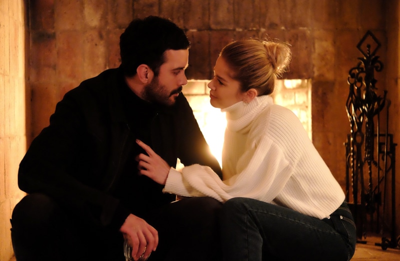 Дила (Бурджу Бириджик) и Кузгун (Барыш Ардуч) в сериале «Ворон»