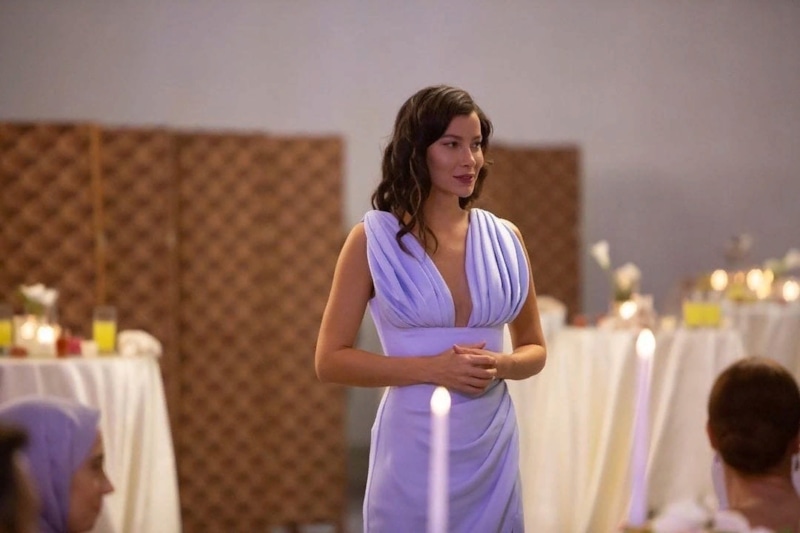 Мюжде Узман в образе Алев в сериале «Клюквенный щербет»