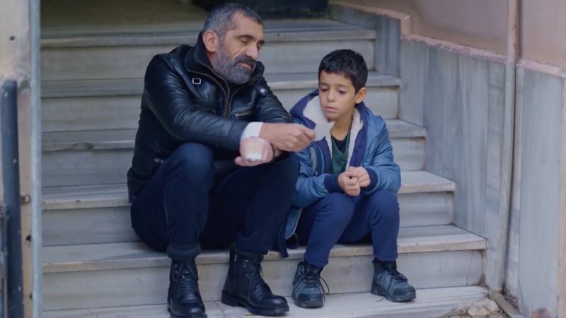 Зафер Бора (Эрдал Йылдыз) и Умут (Илькер Ягыз Сельчук)